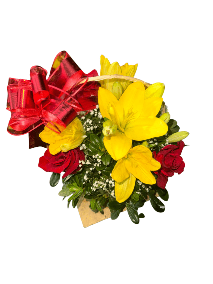 Canasto de rosas rojas y lilium amarillas - Imagen 2