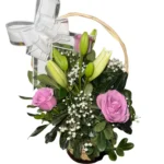 Canasto de rosas magenta y lilium
