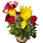 Canasto de rosas rojas y lilium amarillas