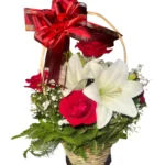 Canasto de rosas rojas y lilium blancas
