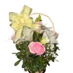 Canasto de Rosas rosa y lilium blancas
