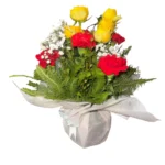 Maceta de vidrio con Rosas y Tulipanes